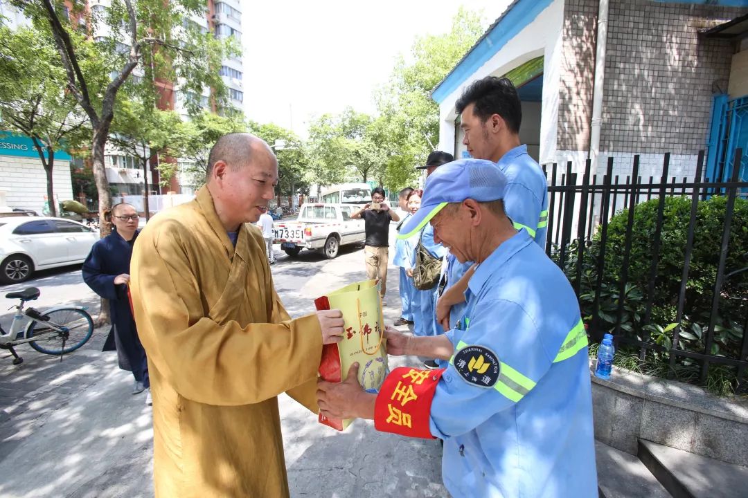 炎炎三伏送清凉，玉佛禅寺联合觉群文教基金会慰问交警和环卫工人
