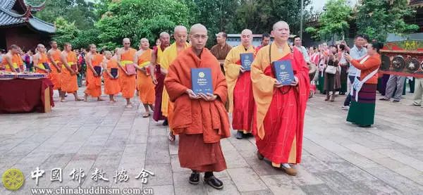 中国佛教协会福慧袈裟布施暨福慧书屋捐赠仪式在云南普洱市孟连县总佛寺举行