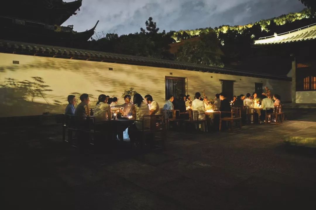 一场凌晨4点的雅聚:每个人都舍不得讲话