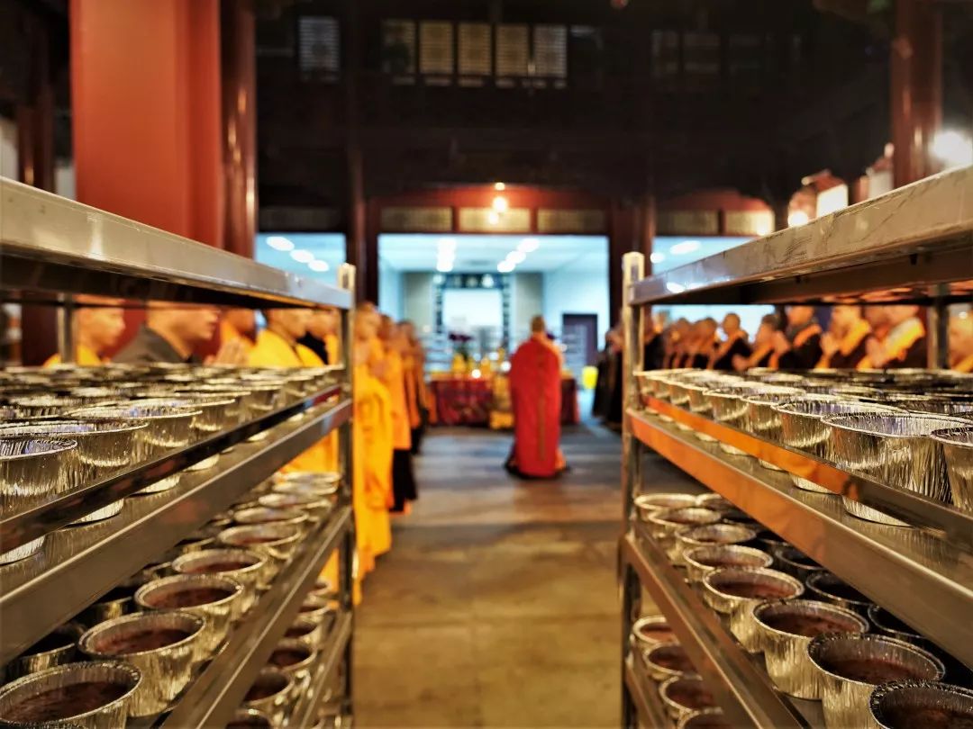 暖动全城！灵隐寺腊八粥开锅熬制 300多家机构一起公益发送