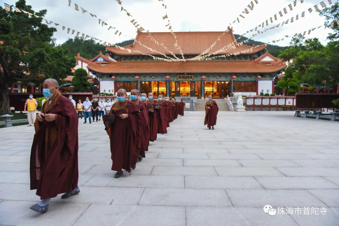 有序恢复开放首日 珠海普陀寺举行升国旗仪式