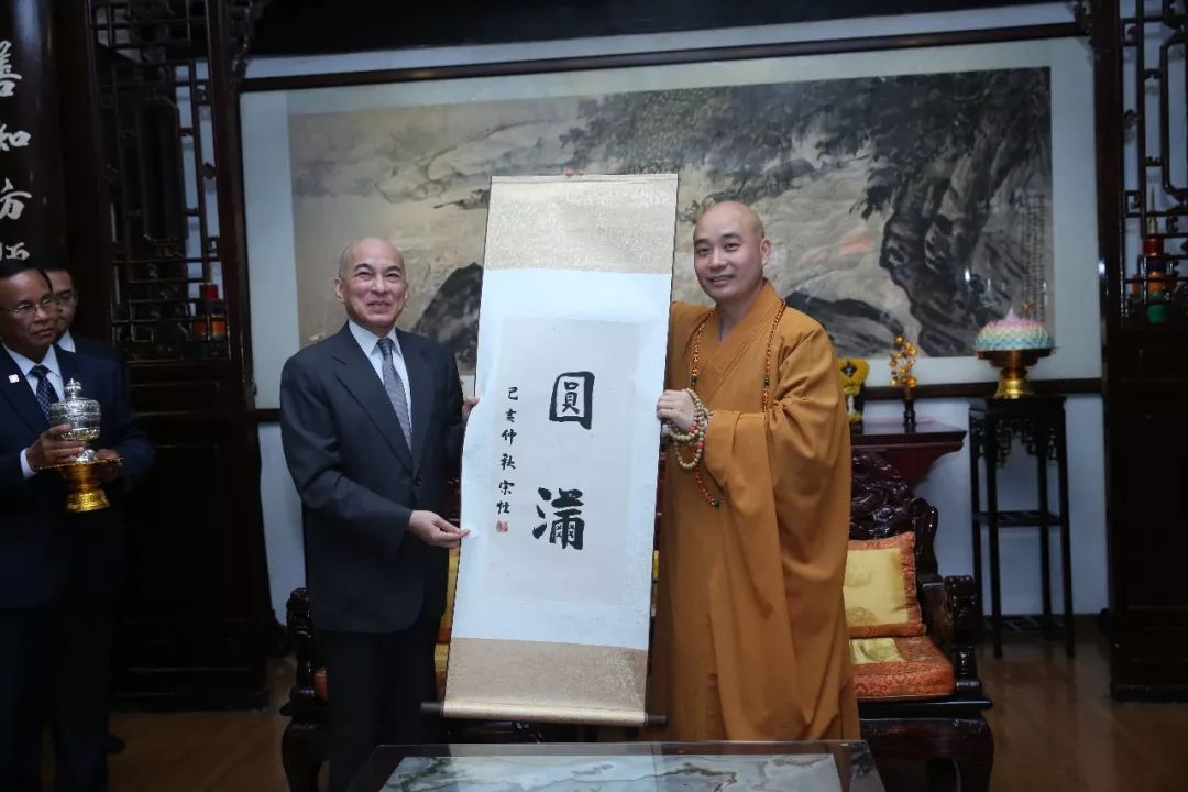 柬埔寨国王西哈莫尼访问成都文殊院