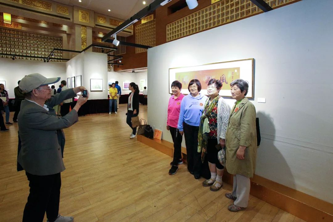 献礼祖国七十华诞，“笔墨颂中华”书画展在上海玉佛禅寺顺利开幕！