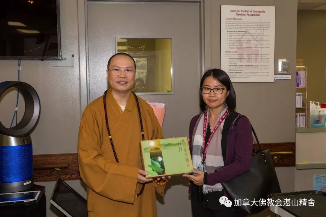 中秋节湛山精舍免费派送月饼关怀耆老