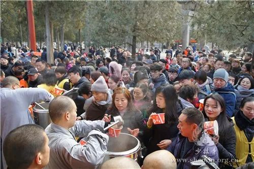 己亥年少林寺广施腊八粥:禅心施福粥,粥香溢全球