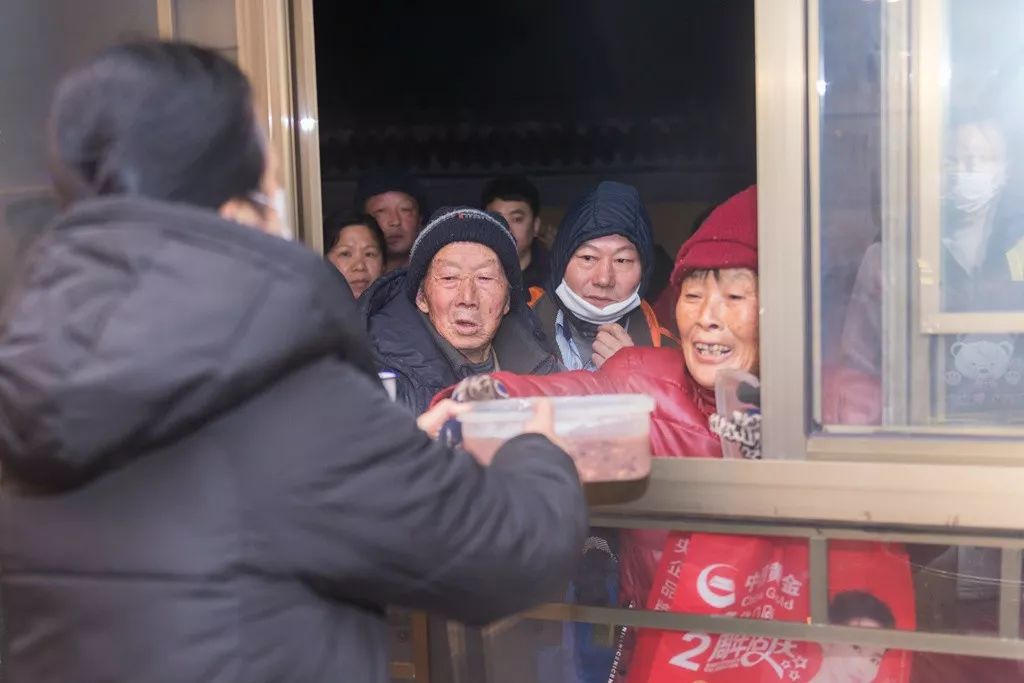今年栖霞古寺腊八粥很特别：有料有劲道更有温暖