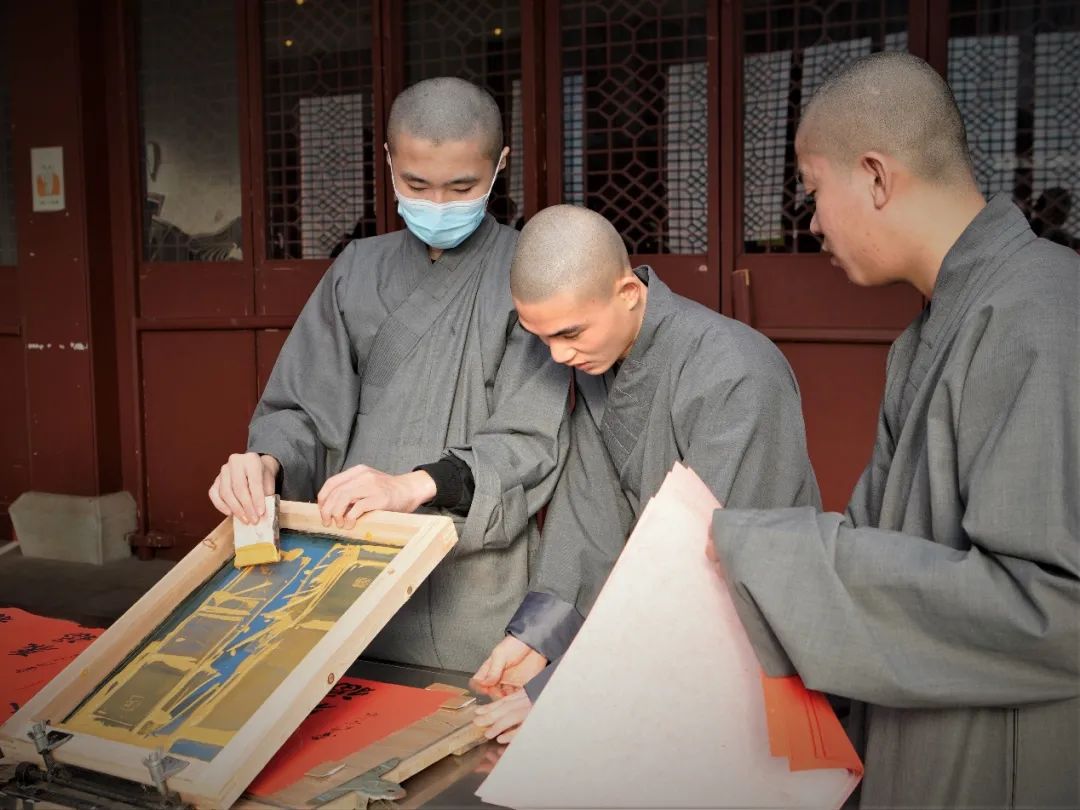 新闻|灵隐寺“金牛聚福”祈福年历联合媒体向市民发放