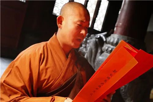 庚子清明,少林寺降半旗为新冠肺炎逝者默哀