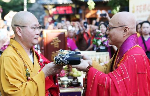 厦门鸿山寺“五百罗汉堂圣像开光暨法云法师荣膺方丈升座庆典”圆满