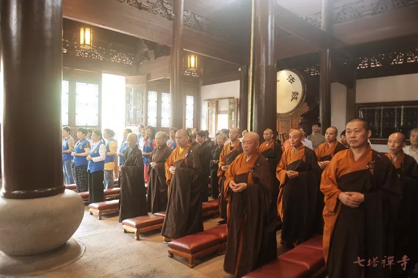 七塔禅寺举行中华人民共和国成立70周年升国旗仪式暨祈福法会