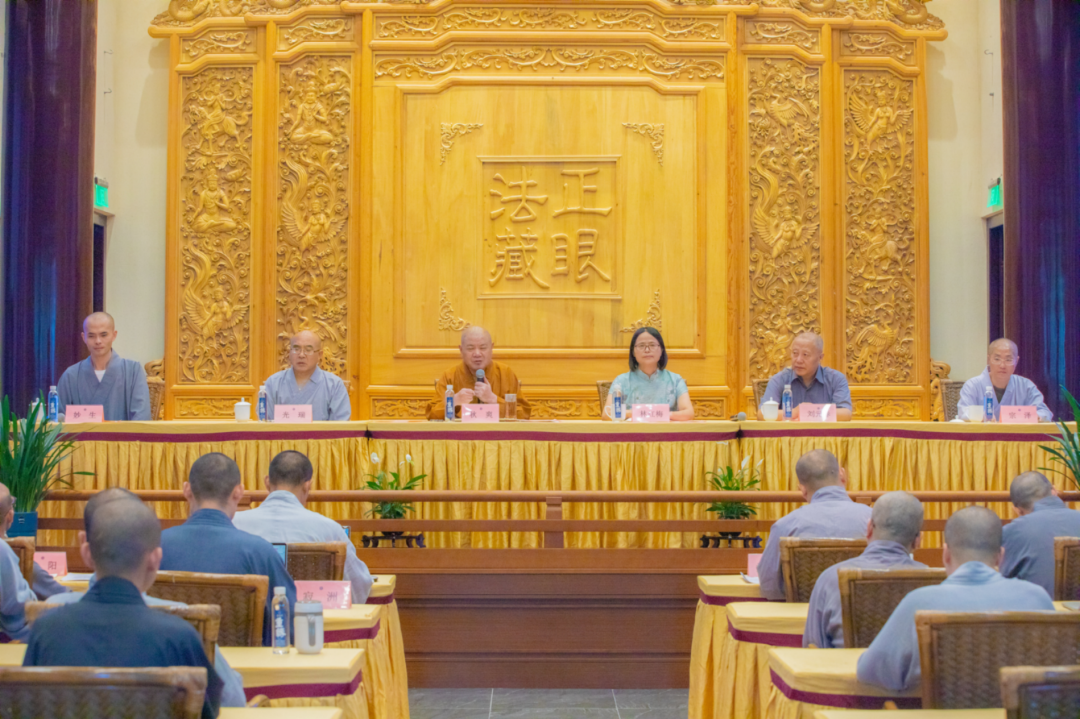 寒山学院组织开展2021-2022学年度第一期法师培训，院长秋爽大和尚带领学习新修订的《宗教院校管理办法》