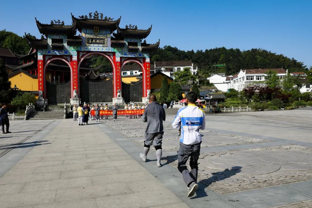 弘法利生 | 报恩发愿头陀行  三步一拜礼地藏