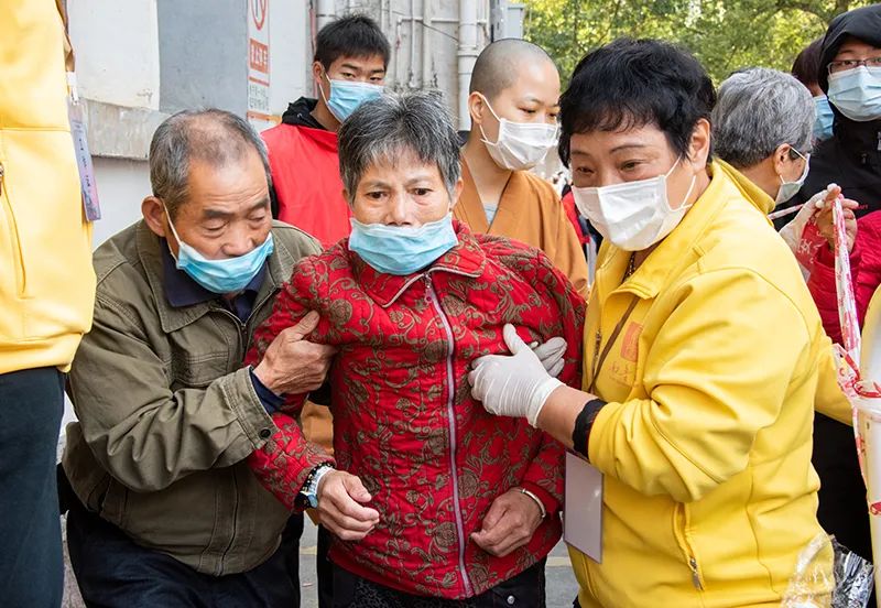 “一条街都排满了人啊！” 南普陀寺慈善义诊服务近3000名泰宁百姓