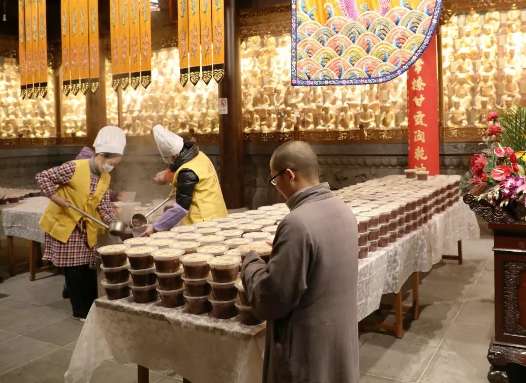 释迦摩尼成道日,寒山寺慈悲利众,广施佛粥