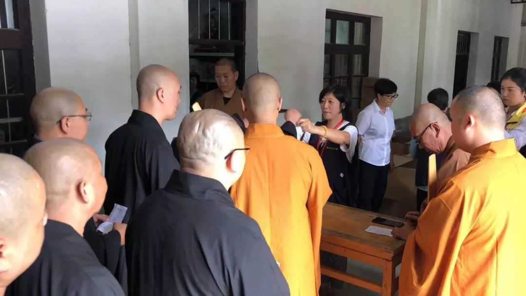 【传戒专题】雪窦山资圣禅寺三坛大戒法会 第六日:教穿袍搭衣、礼佛忏悔