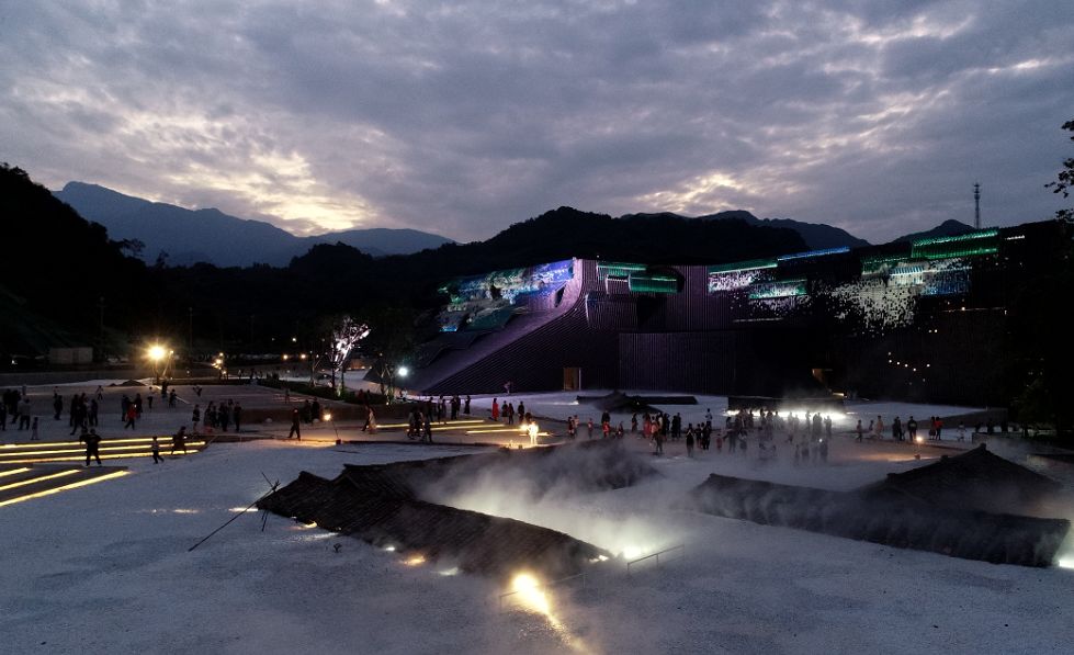 《只有峨眉山》开演丨全国最顶级大咖云集峨眉山，造了一座“戏剧幻城”