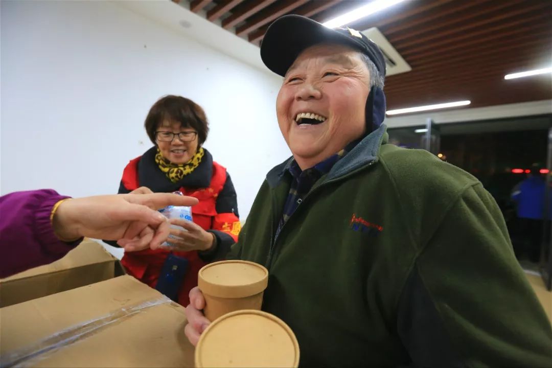 今年栖霞古寺腊八粥很特别：有料有劲道更有温暖