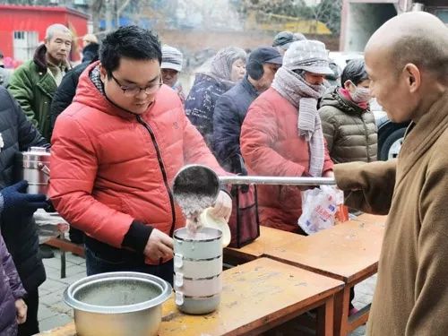 己亥年少林寺广施腊八粥:禅心施福粥,粥香溢全球