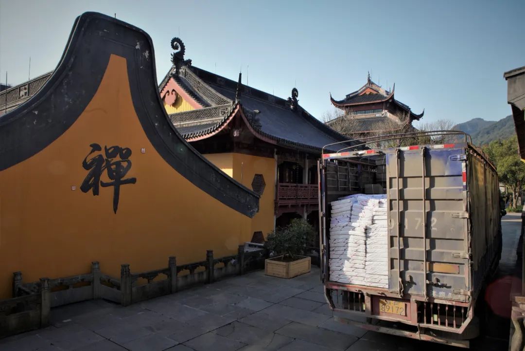 新闻｜灵隐寺“金牛聚福”祈福年历联合媒体向市民发放