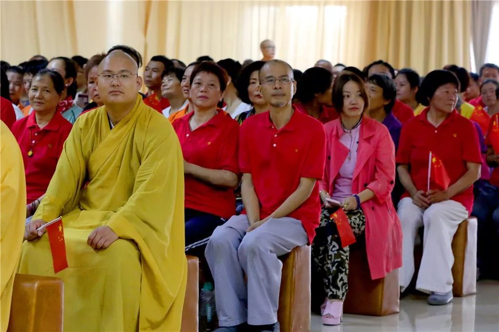深圳弘法寺升国旗仪式：歌唱我们的祖国，感恩伟大的时代