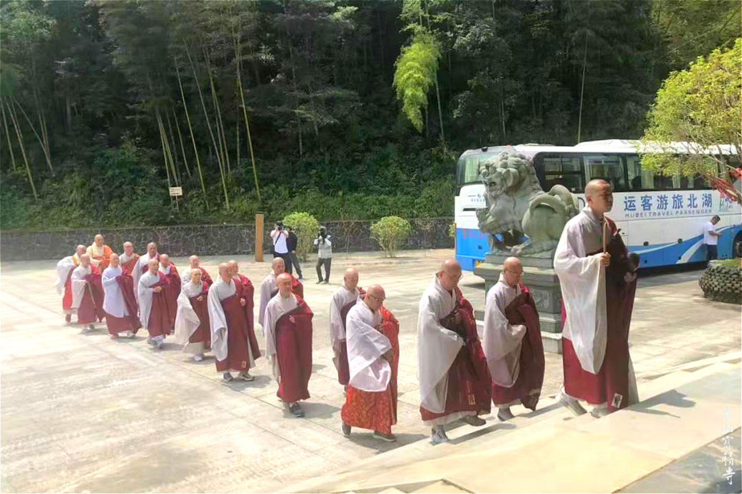韩国佛教曹洞宗总务院长大隐法师一行30人朝拜曹洞宗祖庭曹山宝积寺