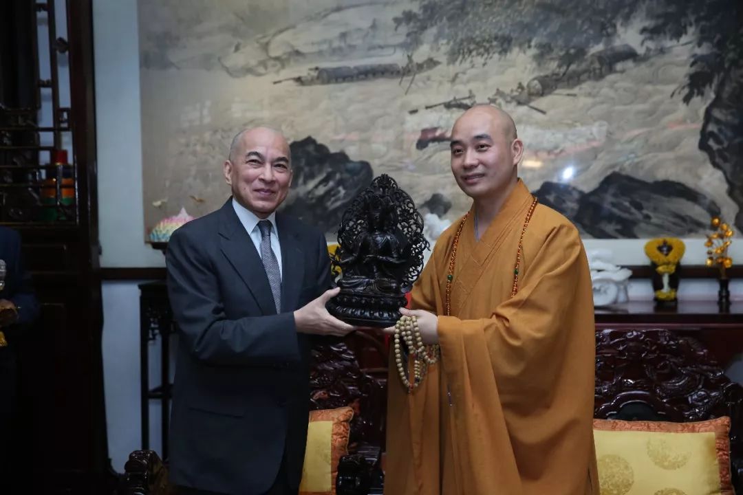 柬埔寨国王西哈莫尼访问成都文殊院