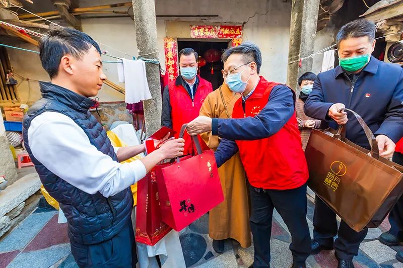以爱筑城送关怀 帮困入户暖人心 ——南普陀寺慈善会“爱心厦门·爱暖万家”启动
