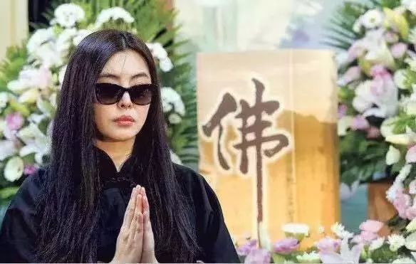 52岁王祖贤现身诵唱经文引关注 她有着怎样的佛缘故事