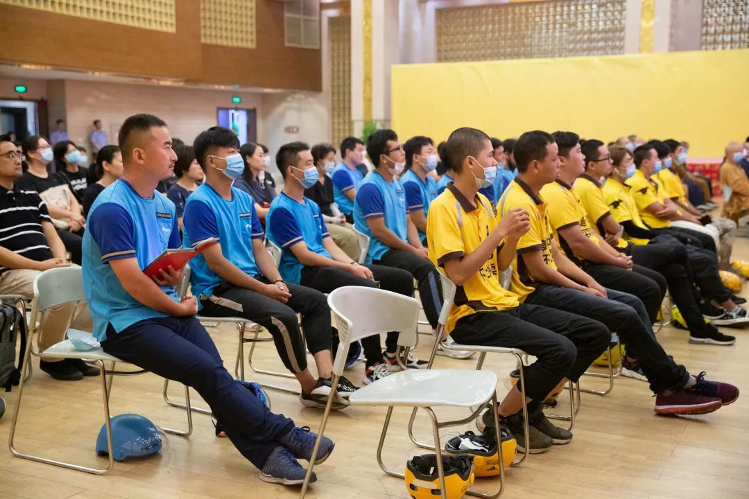 玉佛禅寺向市民捐赠头盔1000顶，每一顶都是平安吉祥的护佑！