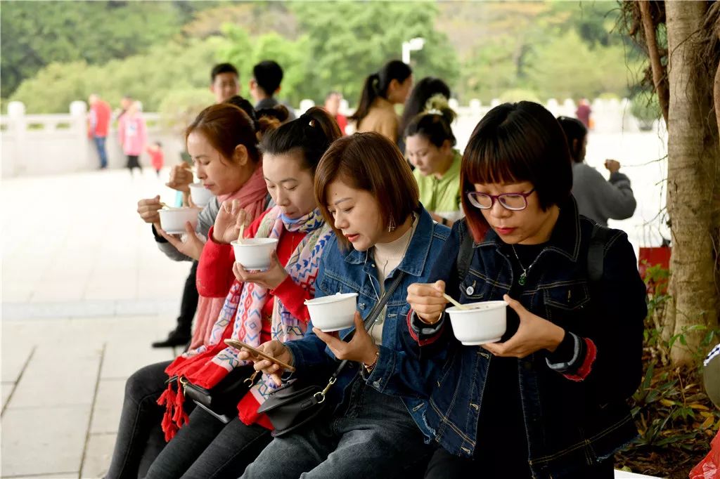 腊八暖粥，情满鹏城——释迦牟尼佛成道日弘法寺举办腊八福粥会