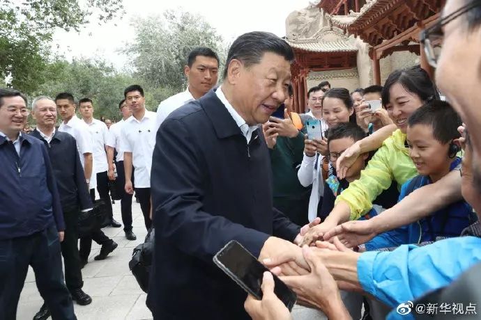考察敦煌莫高窟，习近平同游客热情交流