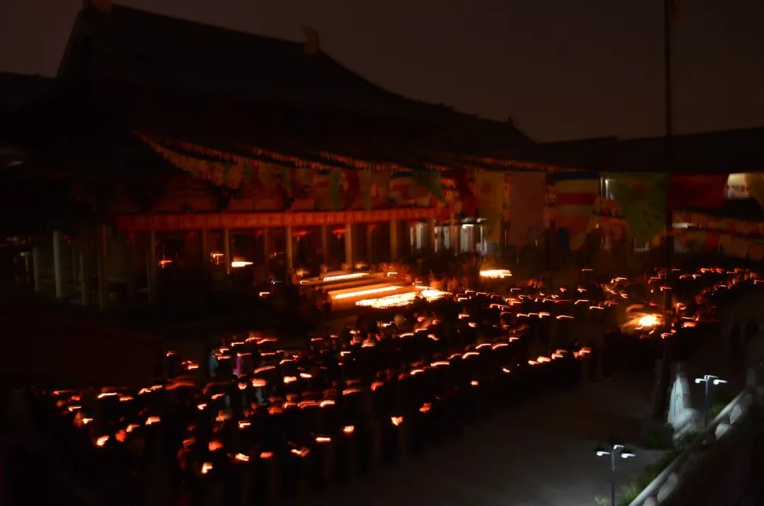 佛门中的“传灯”只是手递手传莲花灯?看完才知它的意义这么深远