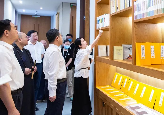 上海市委常委、统战部部长郑钢淼一行调研上海玉佛禅寺