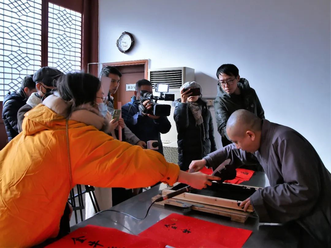 新闻|灵隐寺“金牛聚福”祈福年历联合媒体向市民发放