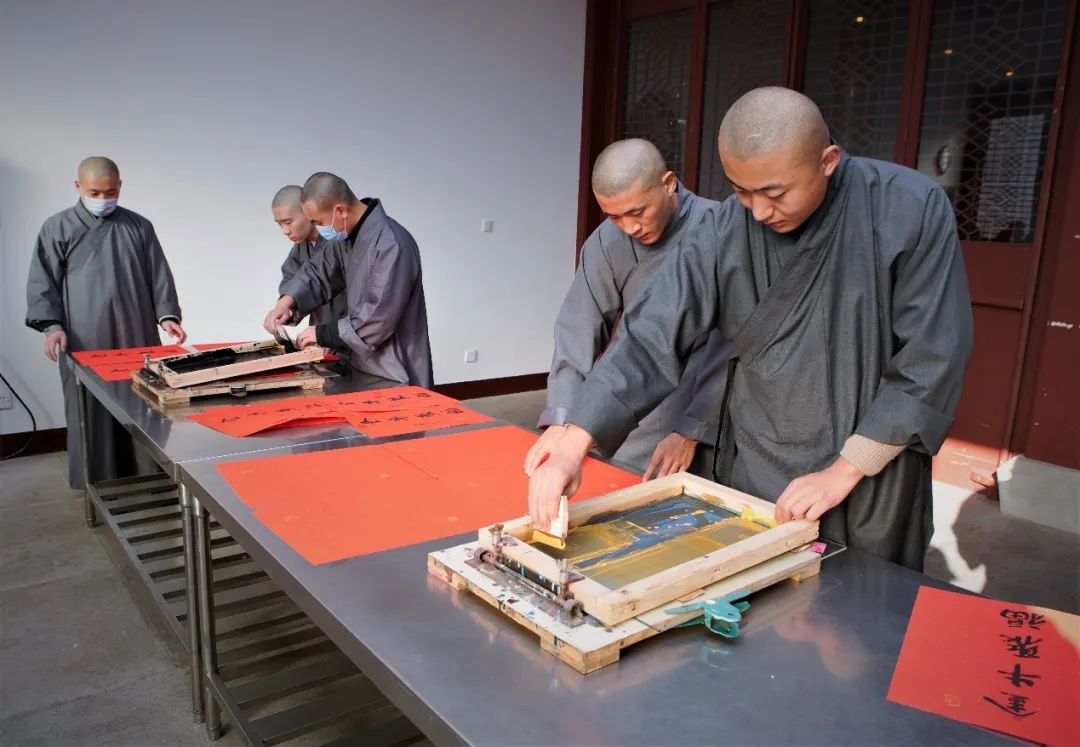 新闻|灵隐寺“金牛聚福”祈福年历联合媒体向市民发放