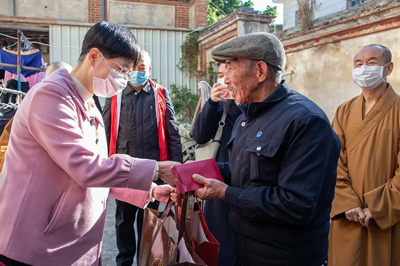 以爱筑城送关怀 帮困入户暖人心 ——南普陀寺慈善会“爱心厦门·爱暖万家”启动