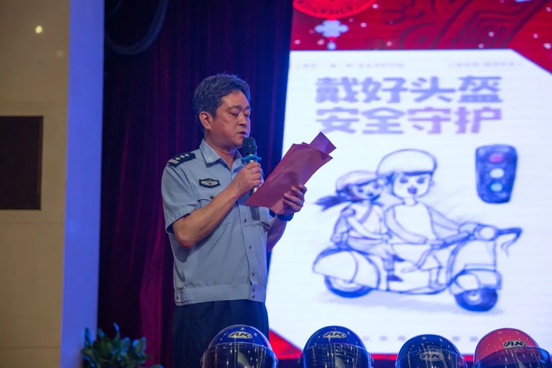玉佛禅寺向市民捐赠头盔1000顶，每一顶都是平安吉祥的护佑！