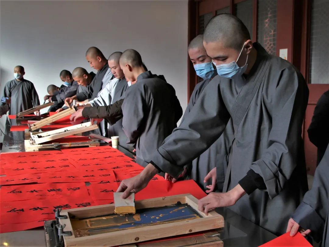 新闻｜灵隐寺“金牛聚福”祈福年历联合媒体向市民发放