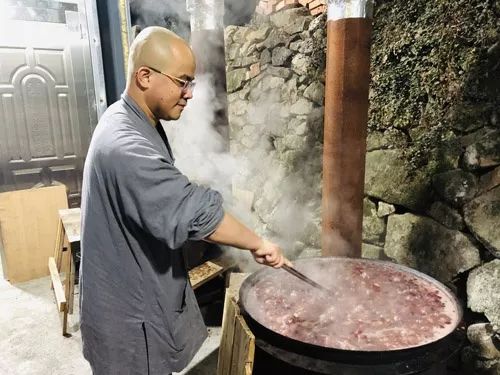 己亥年少林寺广施腊八粥:禅心施福粥,粥香溢全球