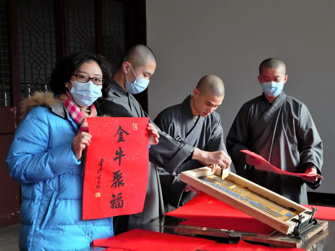 新闻|灵隐寺“金牛聚福”祈福年历联合媒体向市民发放