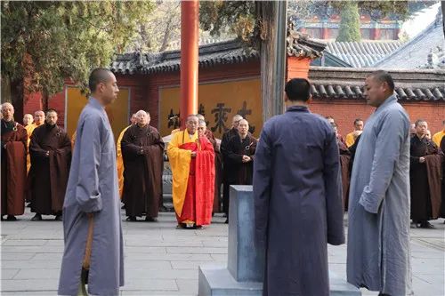庚子清明,少林寺降半旗为新冠肺炎逝者默哀
