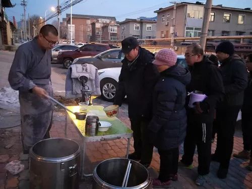 己亥年少林寺广施腊八粥:禅心施福粥,粥香溢全球