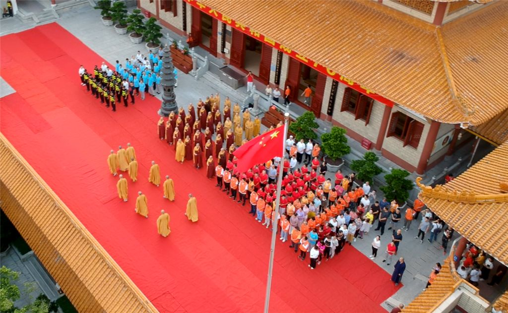 深圳弘法寺升国旗仪式：歌唱我们的祖国，感恩伟大的时代