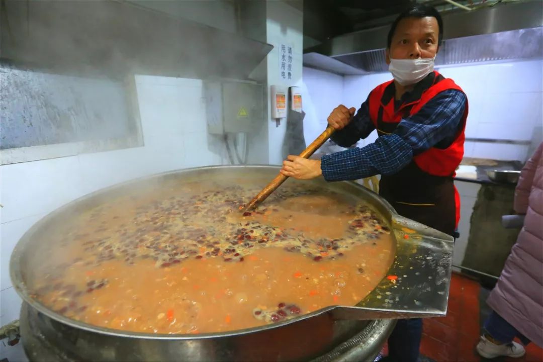 今年栖霞古寺腊八粥很特别：有料有劲道更有温暖