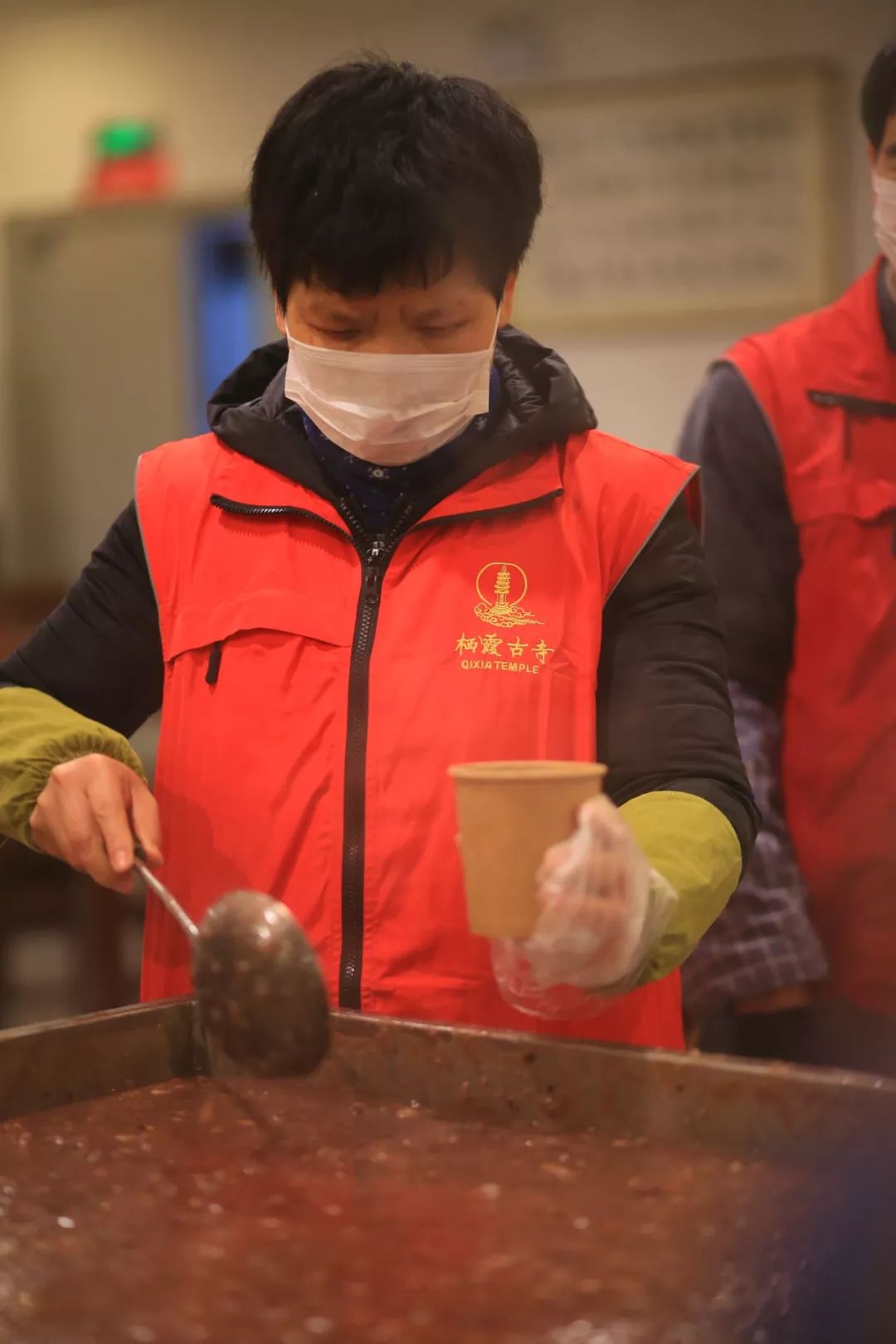 今年栖霞古寺腊八粥很特别：有料有劲道更有温暖