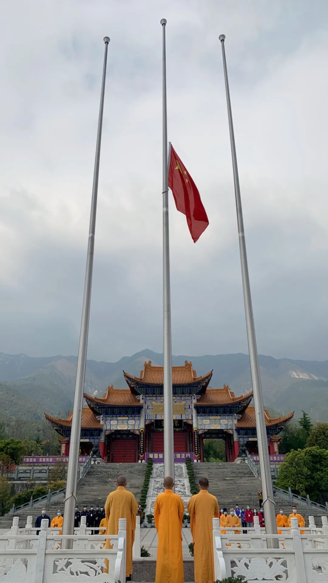 清明祭 | 全国哀悼日 各地寺院响应国家号召下半旗志哀
