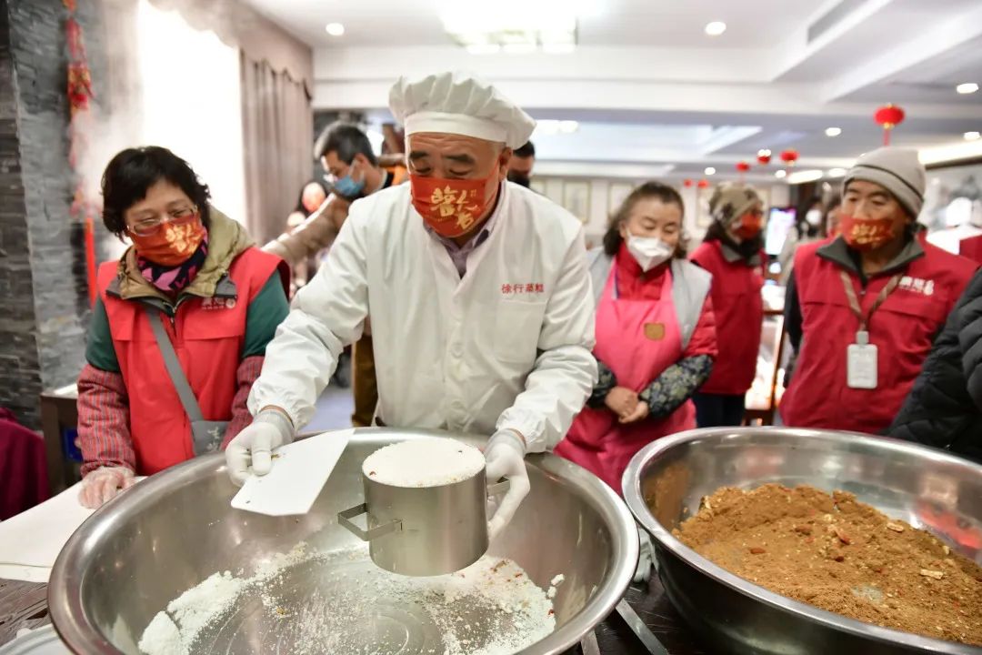 非遗蒸糕迎新春 上海万佛寺为环卫工人送上祝福