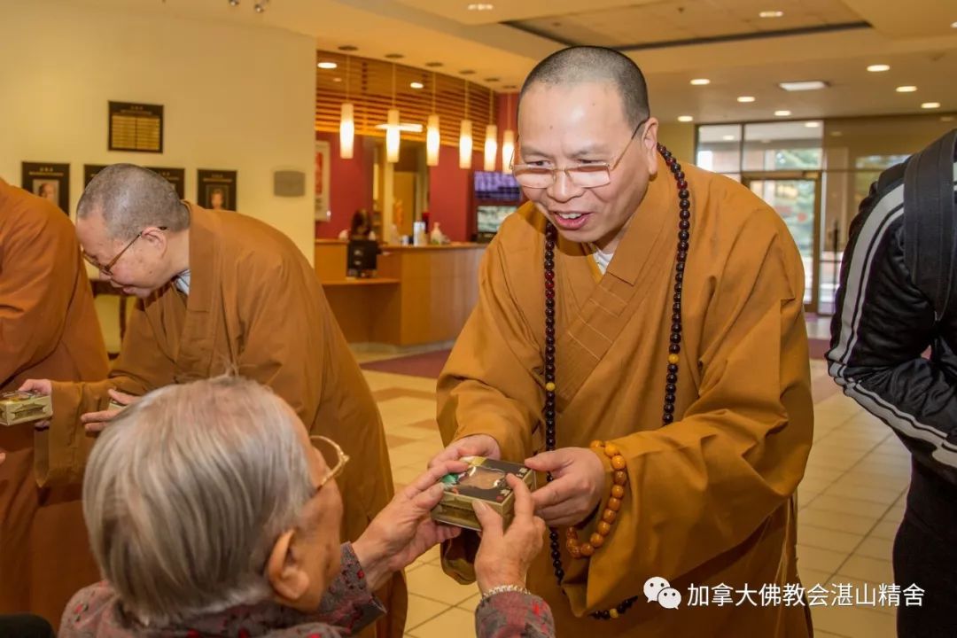中秋节湛山精舍免费派送月饼关怀耆老