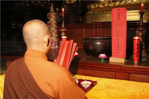 庚子清明,少林寺降半旗为新冠肺炎逝者默哀