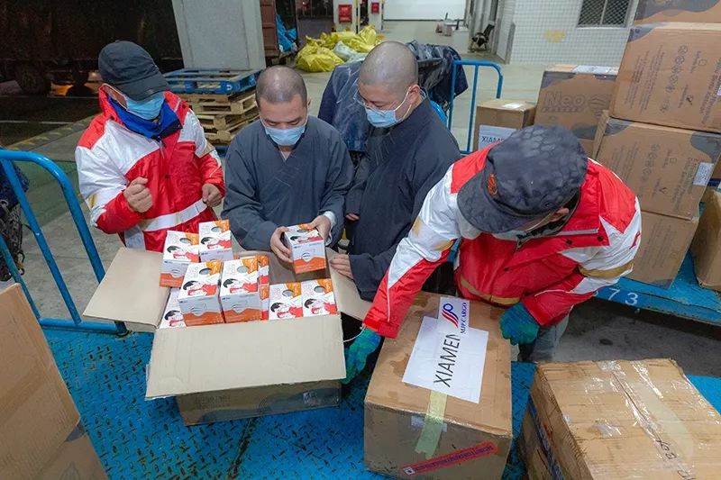 万众一心，同体大悲 98箱25万1千个医用口罩搭乘厦门航空公司MF878飞机顺利降落在福州长乐机场